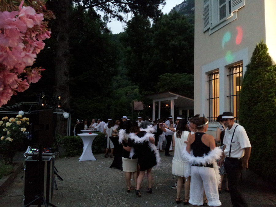 Soirée d’entreprise conviviale avec DJ et ambiance lumineuse en Rhône-Alpes