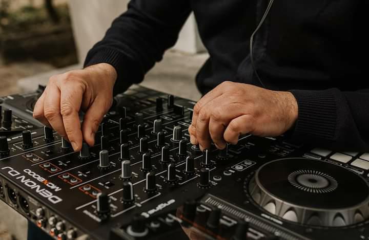 Ambiance élégante d'un mariage animé par un DJ en Rhône-Alpes